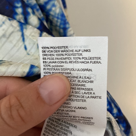 H&M, Beautiful Pleated Sleeveless Cropped Blue Sunburst Blouse, Size S - Picture 4 of 7